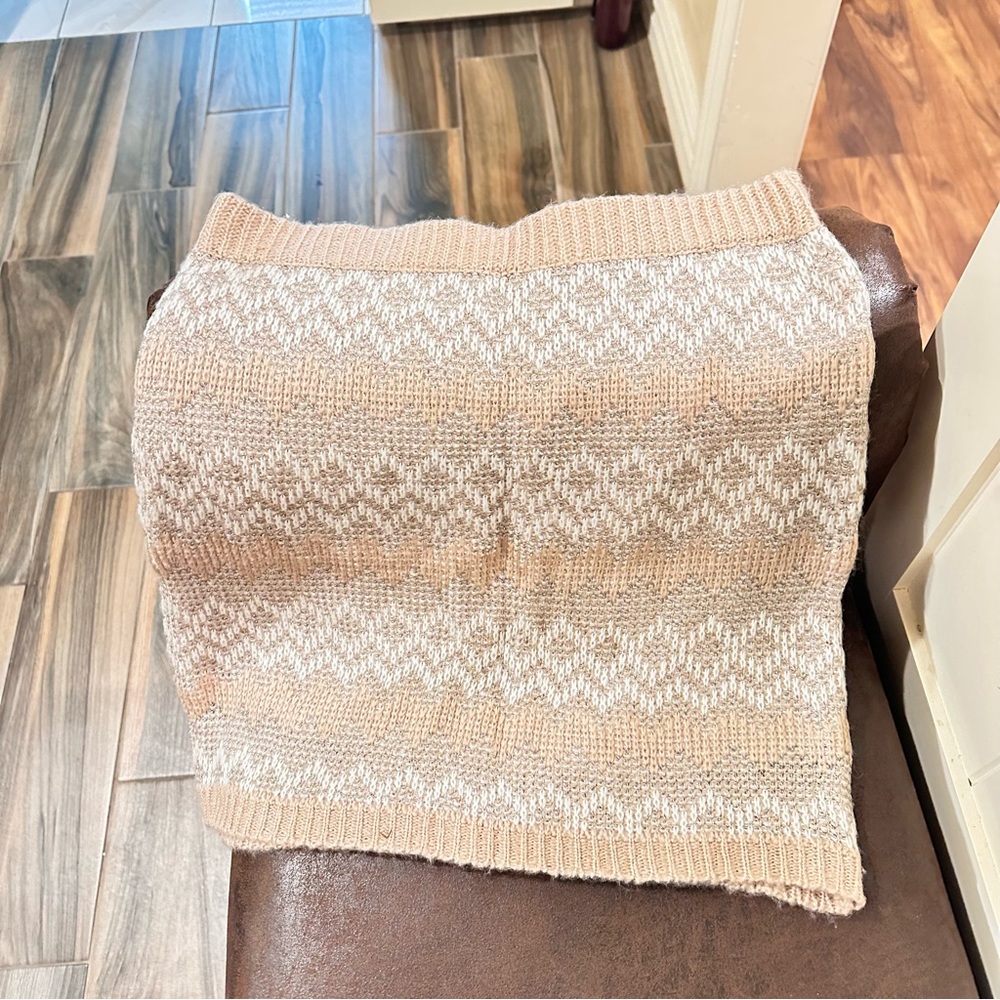 Beige and White Knit skirt